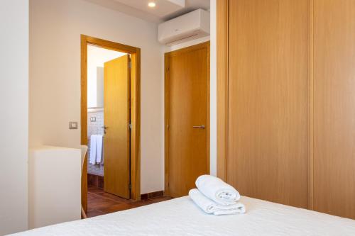 a room with a bed with two towels on it at Villa Leonor - Mirador de las Dunas in Corralejo