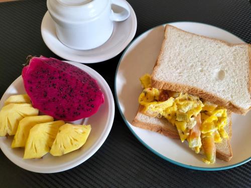 een bord eten met een broodje en een kop koffie bij Ojek's Homestay in Ubud