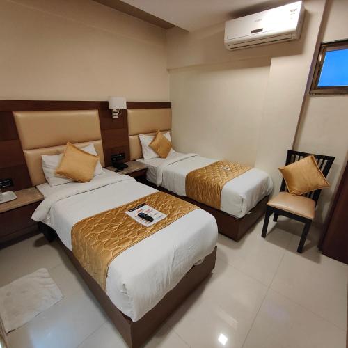 Кровать или кровати в номере Oxford Hotel Powai