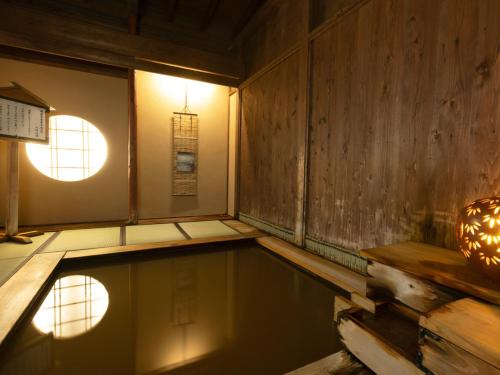una piscina en una habitación con paredes de madera en Sakadojo, en Minami Uonuma