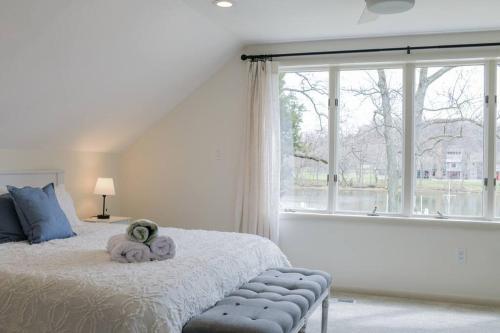 A bed or beds in a room at Annapolis Charm Waterfront Getaway - Near Beach - FISH & CRAB from your PRIVATE PIER!