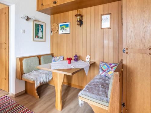Apartment in Carinthia on Lake Woerthersee في تشلسبرغ ام وورث: غرفة خشبية مع طاولة ومقعد