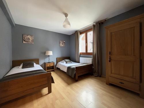 リクヴィールにあるAppartement 2 chambres au cœur du vignoble avec terrasseのベッドルーム1室(ベッド2台、窓付)