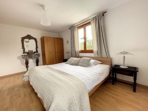 リクヴィールにあるAppartement 2 chambres au cœur du vignoble avec terrasseのベッドルーム(大型ベッド1台、窓付)