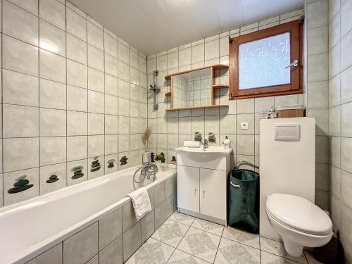 リクヴィールにあるAppartement 2 chambres au cœur du vignoble avec terrasseのバスルーム(洗面台、トイレ、バスタブ付)