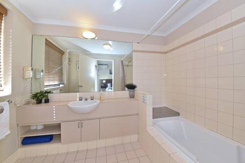 Ένα μπάνιο στο One-Bedroom Cozy Apartment in Perth CBD