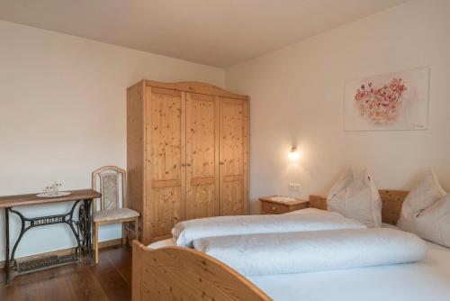 A bed or beds in a room at App Plose Winklerhof