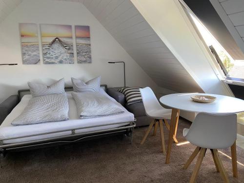 uma sala de estar com um sofá e uma mesa em Wohnung Wattwurm em Norderney
