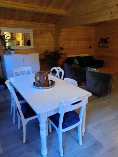 a white table and chairs in a room at Herberg De Eexter Os in Eext