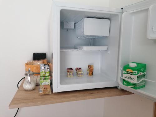 einen offenen Kühlschrank mit Lebensmitteln darin in der Unterkunft "iDea" Private entrance near Bačvice Beach, Center City in Split