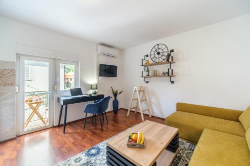 Aryjina kuća, duplex with terrace offering sea and mountain views