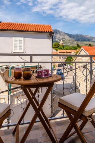 Aryjina kuća, duplex with terrace offering sea and mountain views