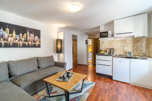 Aryjina kuća, duplex with terrace offering sea and mountain views