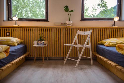 Ένα ή περισσότερα κρεβάτια σε δωμάτιο στο Hostel Idrija