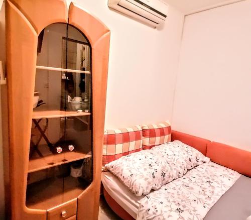 ein Wohnzimmer mit einem Sofa und einem Spiegel in der Unterkunft "iDea" Private entrance near Bačvice Beach, Center City in Split