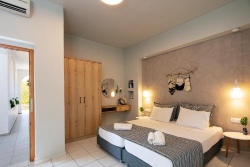 - une chambre avec un grand lit dans l'établissement Anthos Apartments, à Plakias