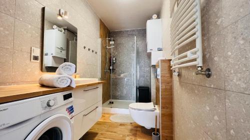 een badkamer met een wastafel en een douche bij Południowa Fala Dębki in Dębki