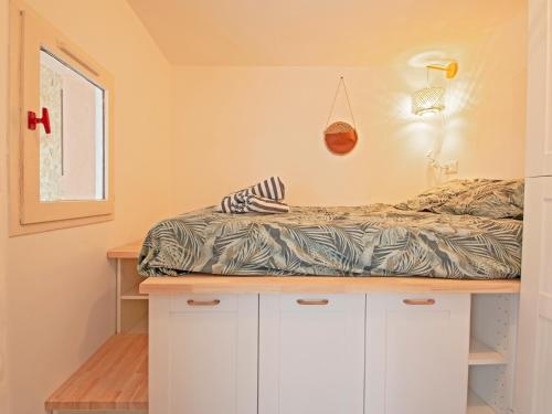 un lit installé au-dessus d'un comptoir dans une pièce dans l'établissement Motte du Couchant, 6 personnes, 4 min de la plage, Parking, Climatisation, à La Grande Motte