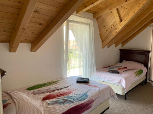 Un pat sau paturi într-o cameră la Bajka na dan two bedroom apartment