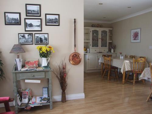 Oak Lodge Portumna في بورتومنا: غرفة معيشة مع طاولة وغرفة طعام