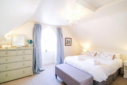 een slaapkamer met een bed, een dressoir en een raam bij Elizabeth: Charming two bedroom apartment in centre of town in Ramsgate