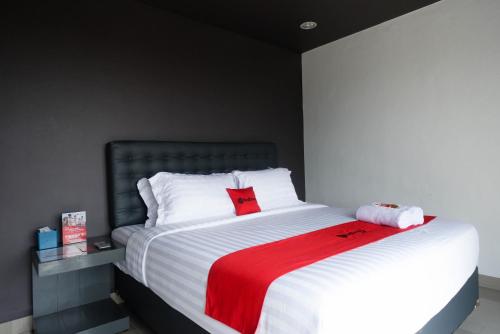RedDoorz near Bukitsari Semarangにあるベッド