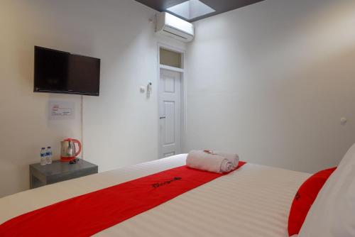 RedDoorz near Bukitsari Semarangにあるベッド