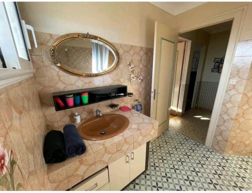 Ванна кімната в -Comme à la Maison- Jardin, Véranda, Idéal familles et Business