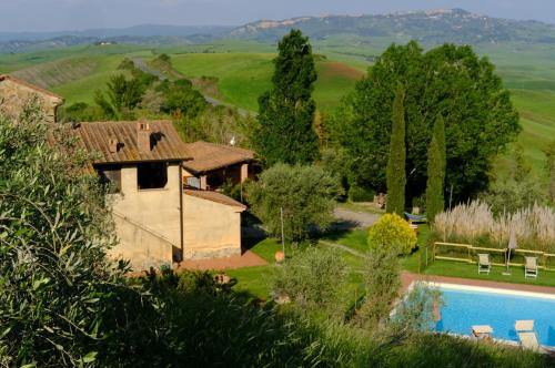 - Vistas al exterior de una casa con piscina en Agriturismo LUCERTOLA, en Montecatini Val di Cecina