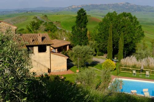 an external view of a house with a swimming pool at AGRITURISMO LUCESTRAIA in Montecatini Val di Cecina