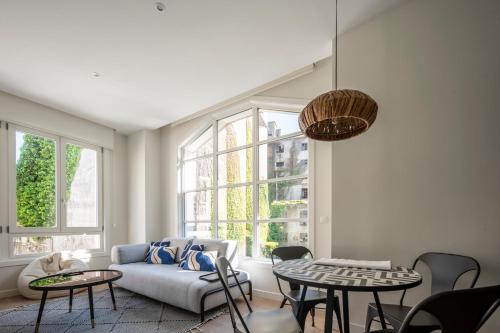 sala de estar con sofá y 2 mesas en Bow Homes by Como en Casa, en Vigo
