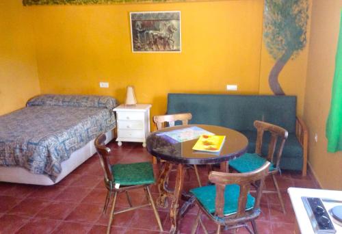 阿爾穆涅卡爾的住宿－熱帶阿爾姆尼卡露營地，卧室配有一张床和一张桌子及椅子