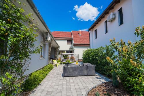 a courtyard in a house with a patio at Helka Ház in Siófok