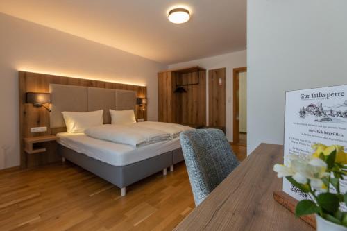 a hotel room with a bed and a table at Zur Triftsperre in Passau
