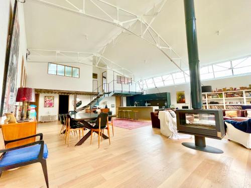 Gallery image of VILLA LE LOFT - CALME & DECO - Patio intime - Salle de Cinéma - Centre Ville in Vannes