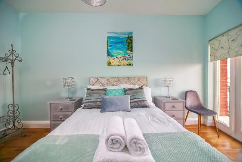 a bedroom with a bed with towels on it at Royal Harbour Retreat - Balcony, sea view property in Ramsgate
