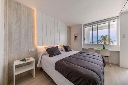 Giường trong phòng chung tại Beachfront Apartment Sivella Mar