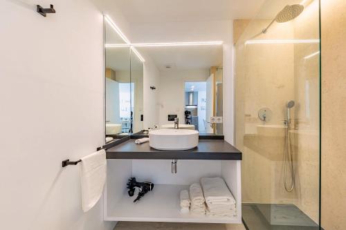 Phòng tắm tại Beachfront Apartment Sivella Mar