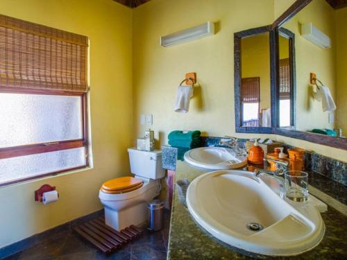 Ett badrum på Mkuze Falls Private Game Reserve