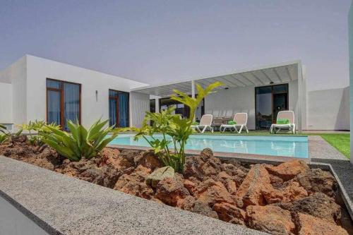 a villa with a swimming pool and a house at Villa Ponzos Chalet independiente y privado in Triquivijate