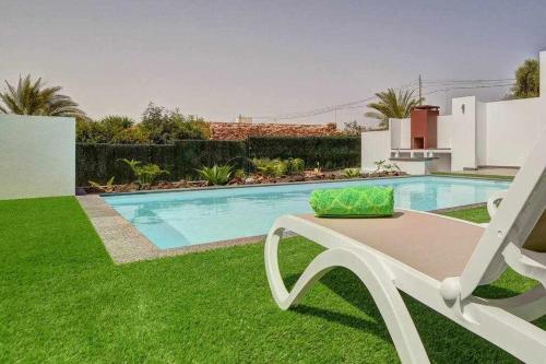 a yard with a pool and a chair and a lawn at Villa Ponzos Chalet independiente y privado in Triquivijate