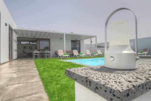 a backyard with a swimming pool and a house at Villa Ponzos Chalet independiente y privado in Triquivijate