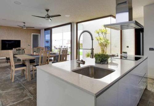 a kitchen with a sink and a dining room at Villa Ponzos Chalet independiente y privado in Triquivijate