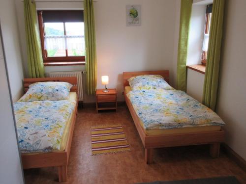 מיטה או מיטות בחדר ב-Ferienhaus am Waginger See