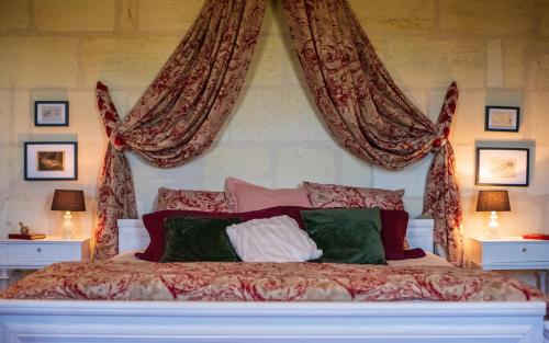 Voodi või voodid majutusasutuse Chambre Merlot, piscine et spa, proche St Emilion toas