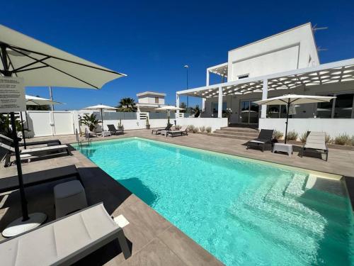 una piscina di fronte a una casa di Elite Luxury Residence a Torre Suda