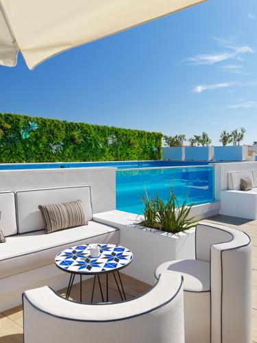 a rendering of a patio with a table and chairs at H10 Casa de la Plata in Seville