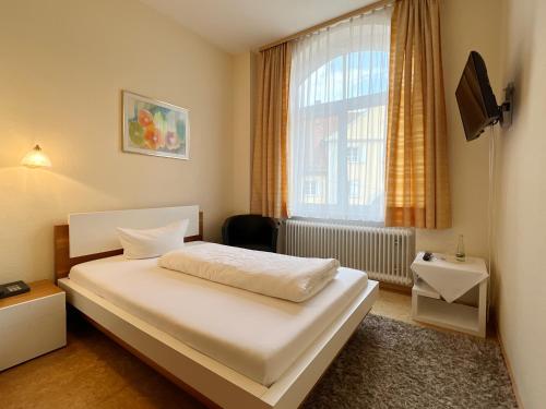 Säng eller sängar i ett rum på Hotel Kühler Krug