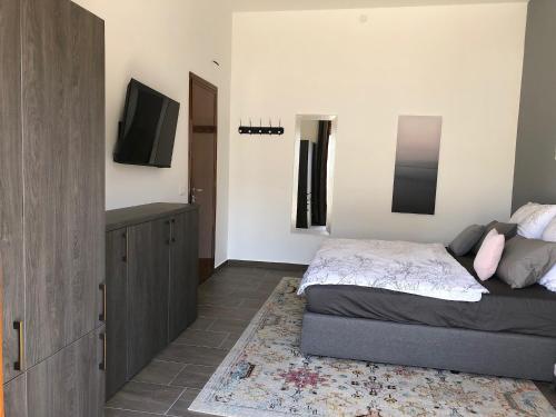 1 dormitorio con 1 cama y TV de pantalla plana en Casa-Riposto, en Riposto