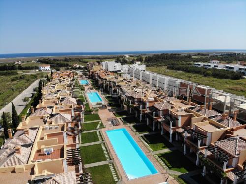 een luchtfoto van een resort met zwembad bij Casa Lux Tavira in Luz de Tavira
